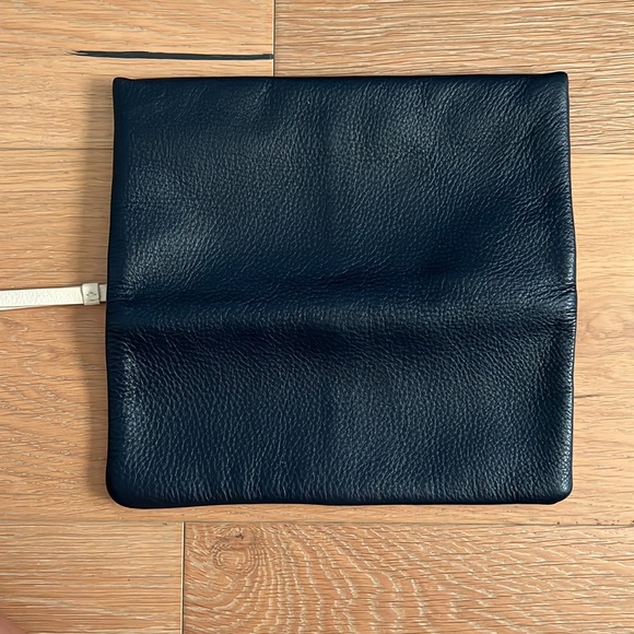 GAP Leather Two-Tone Wristlet Handbag Pouch - Navy and Cream - Picture 5 of 15